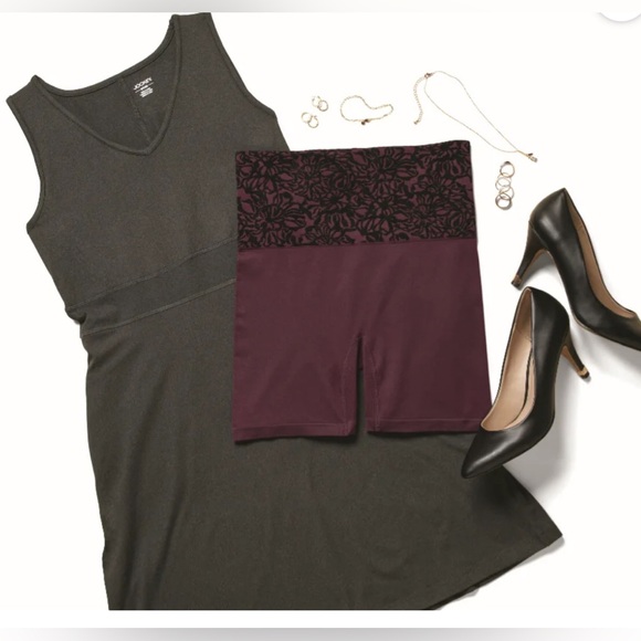 Jockey Essentials Women’s Seamfree Slimming Short, Cooling Shapewear - Picture 3 of 4